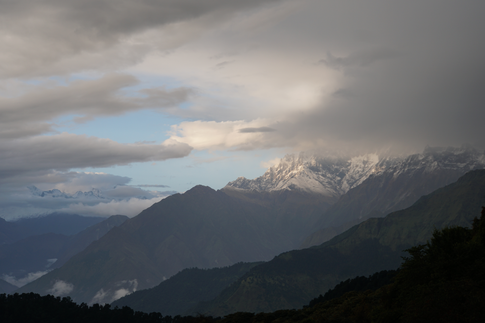 Berge in den Wolken beim Sonnenuntergang in Phulbari