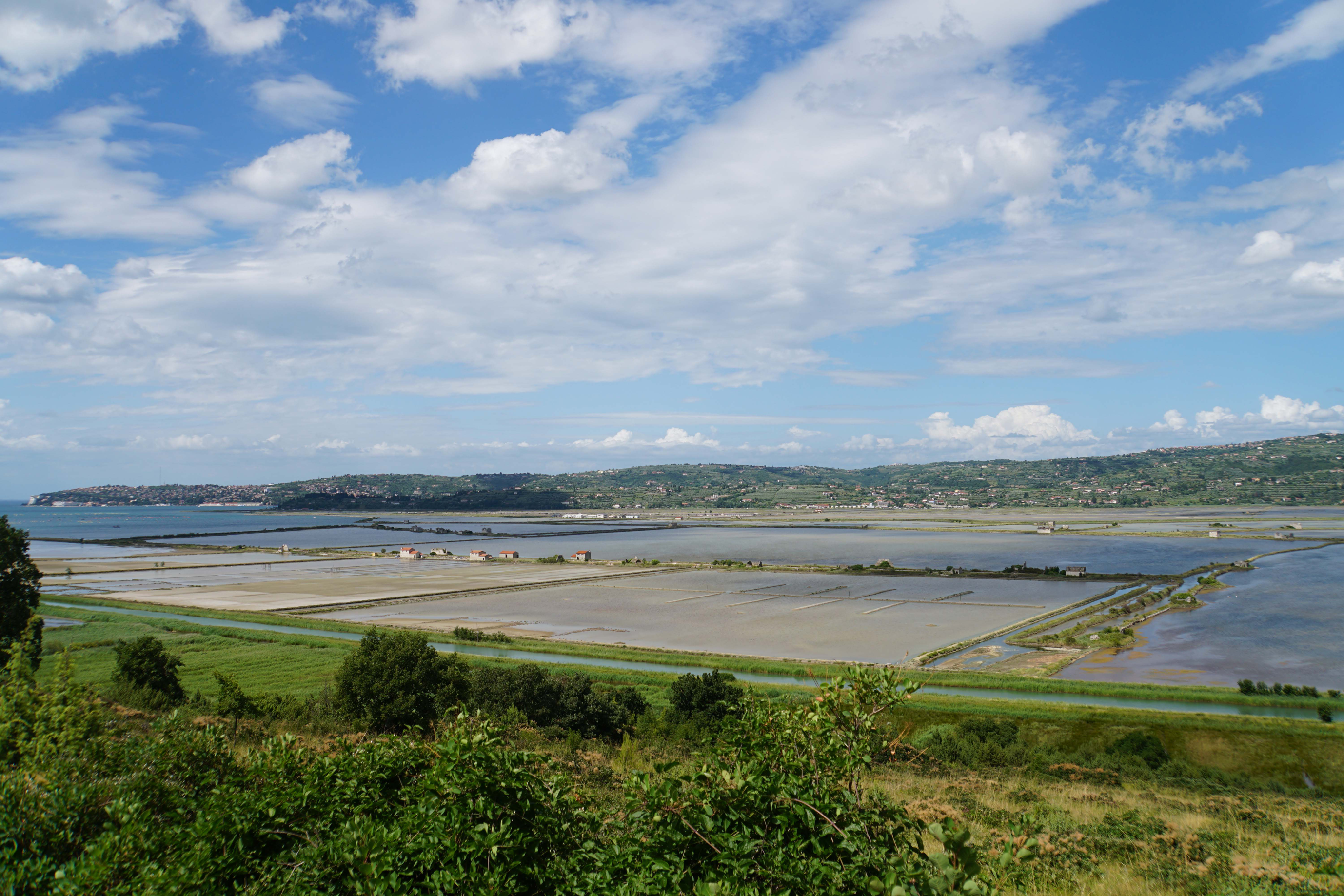 Salzfelder an der Grenze zu Slownien