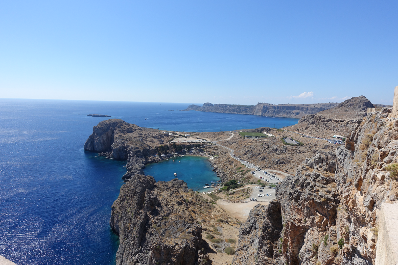 Blick von der Akropolis in Lindos auf die Paulusbucht