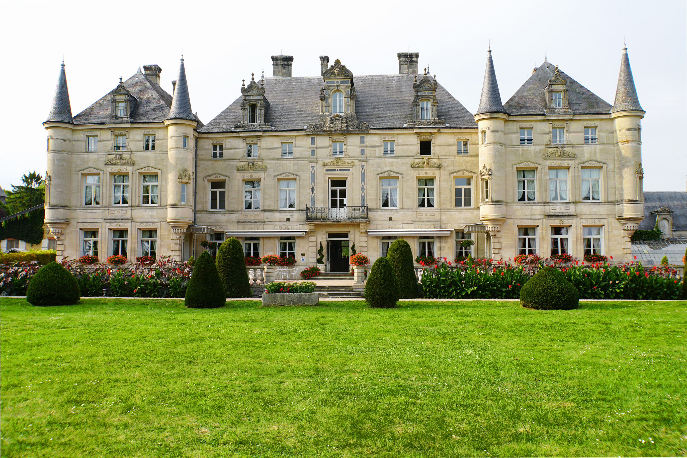 Zwischenübernachtung auf dem Weg nach Bordeaux: Hostellerie du Château des Monthairons