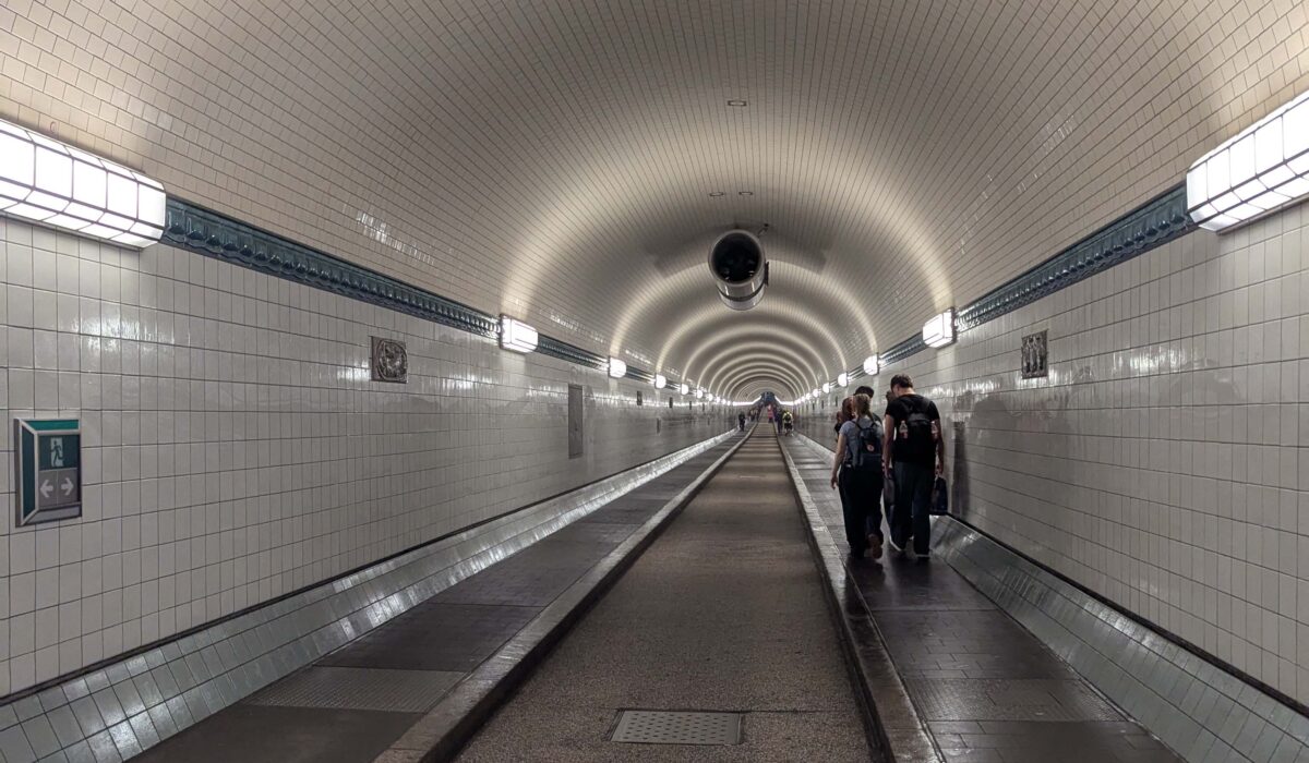 durch den alten Elbtunnel