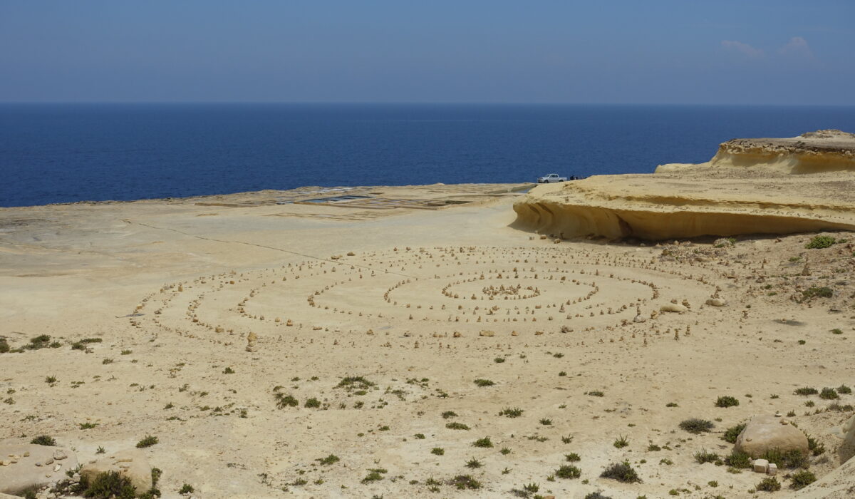 Steinformationen vor den Salinen von Gozo