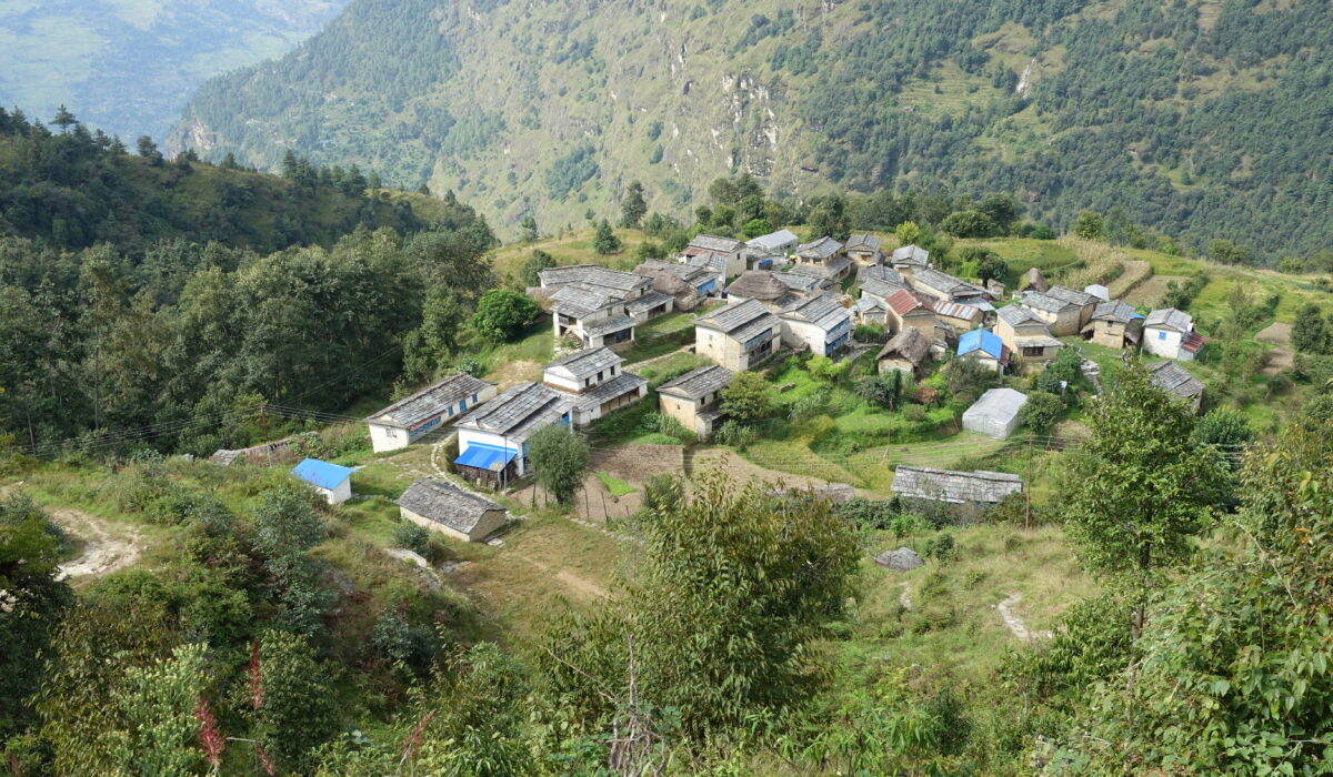 kleines Dorf am Rand der Wanderung