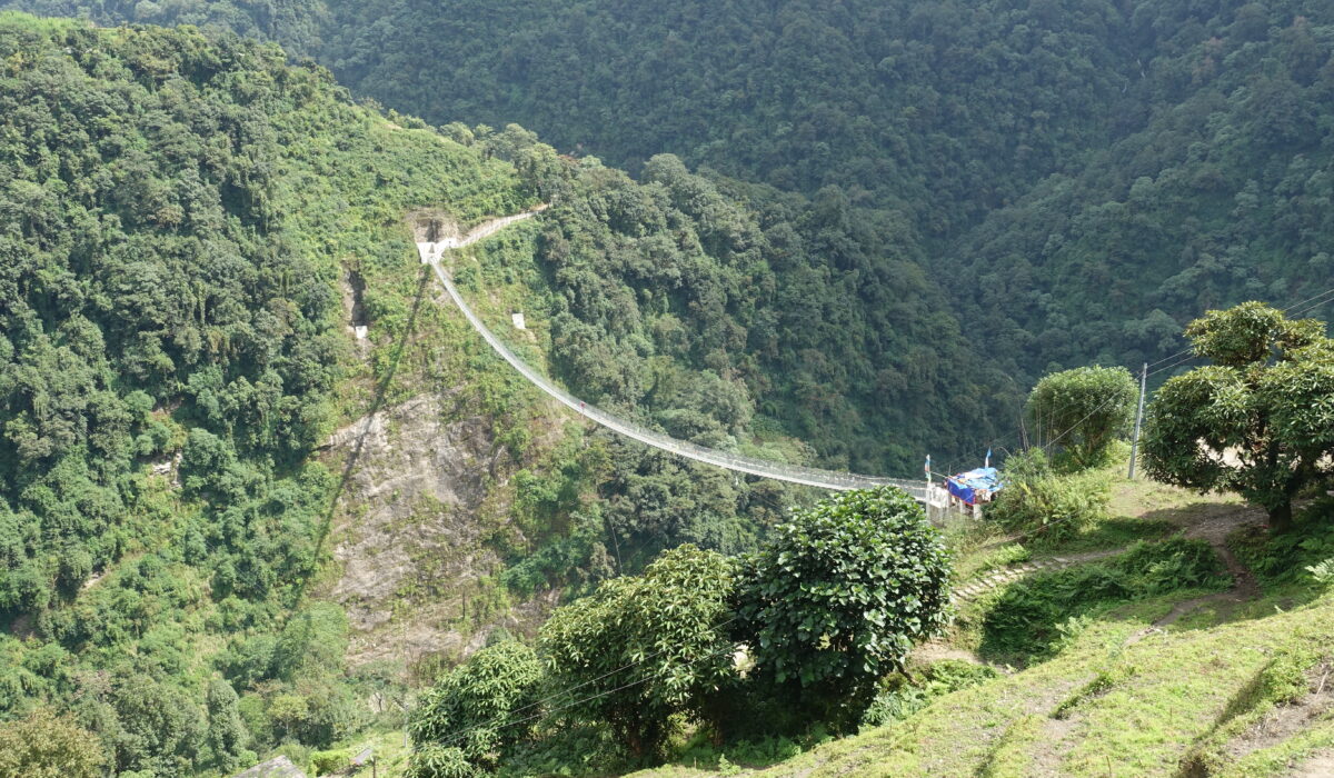 die Hängebrücke vor Jhinu