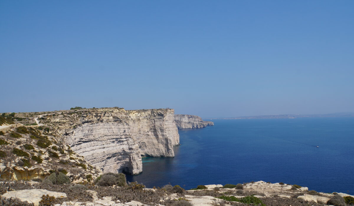Steilklippen bei einer Wanderung bei Xlendi