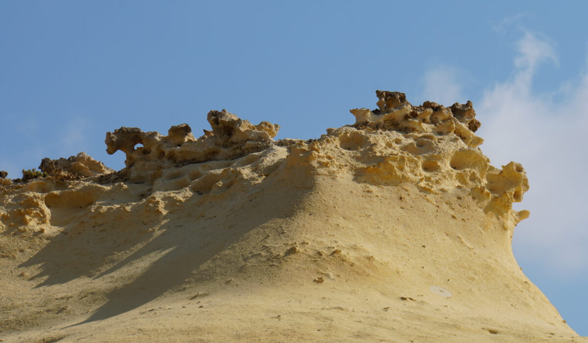 Steinformationen vor den Salinen von Gozo