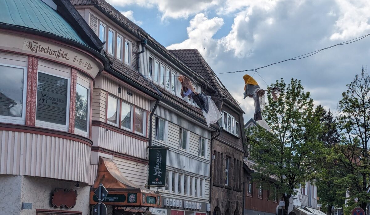 Hexen hängen über der Straße in Braunlage